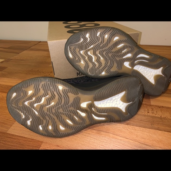 Yeezy 380 in Onyx - Picture 4 of 10